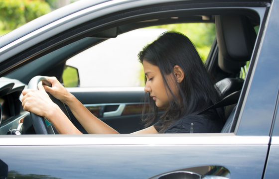 mujer con narcolepsia conduciendo