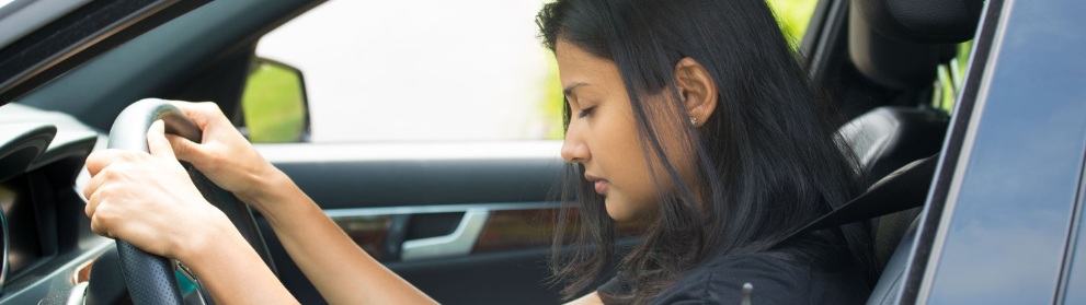 mujer con narcolepsia conduciendo