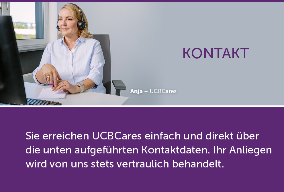 Eine Frau mit Headset sitzt an einem Computer.