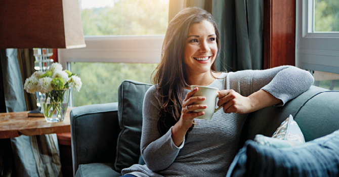 frau-sofa-tasse