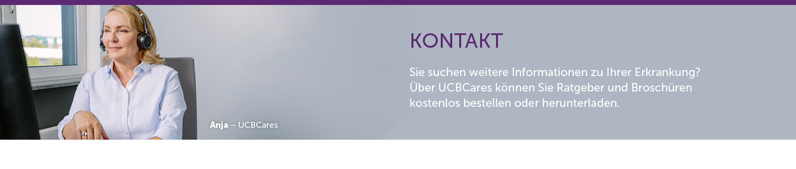 Eine Frau mit Headset sitzt an einem Computer.