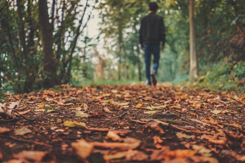 Hombre con enfermedad reumática paseando en otoño