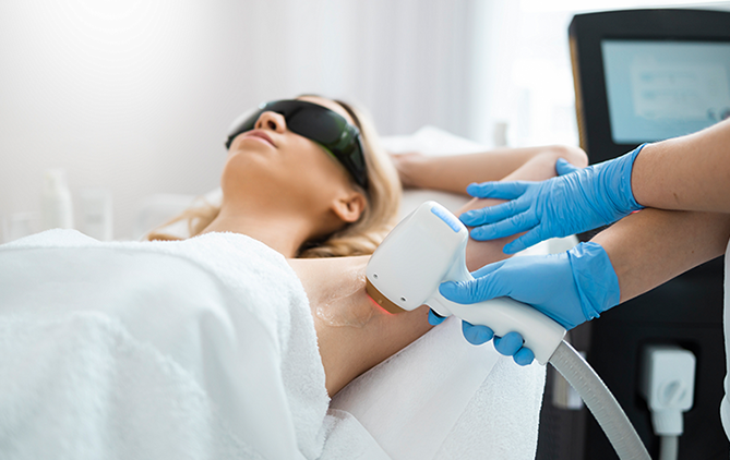 paciente de hidradenitis recibiendo una sesion de depilacion laser en las axilas