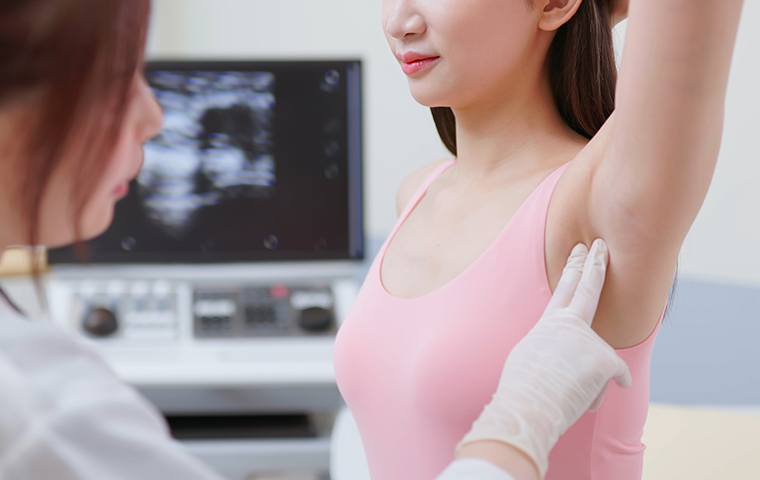 tipos-sintomas.png mujer en consulta siendo valorada por una profesional sanitaria que vigila indicios de hidradenitis supurativa en la axila