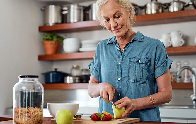 mujer manipulando ingredientes cocinando una receta saludable en su cocina