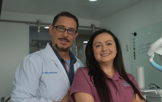 13_profesionales.png dos profesionales sanitarios multidisciplinares que abordan temas relacionados con la hidradenitis supurativa en un centro medico