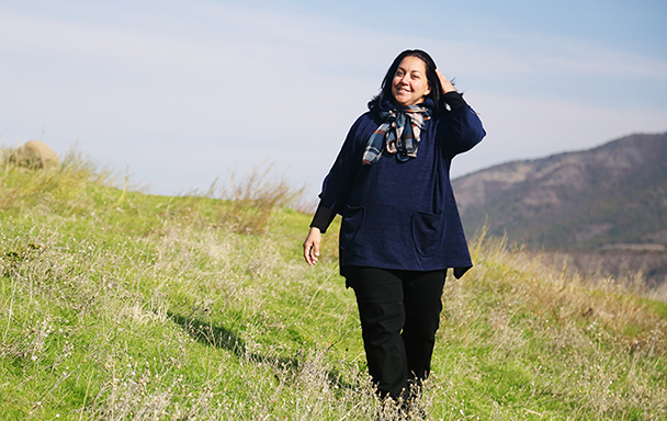 mujer paseando feliz en una pareda
