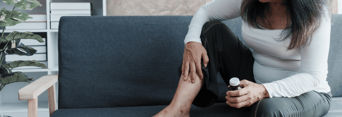 mujer psoriasis y artritis psoriasica sentada en el sofa mujer psoriasis y artritis psoriasica sentada en el sofa