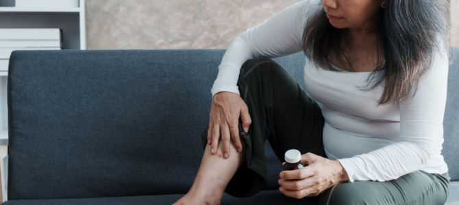 mujer psoriasis y artritis psoriasica sentada en el sofa mujer psoriasis y artritis psoriasica sentada en el sofa