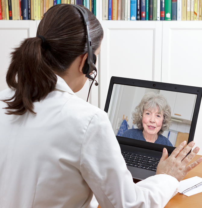 Eine Ärztin spricht über Videoanruf mit einer Patientin