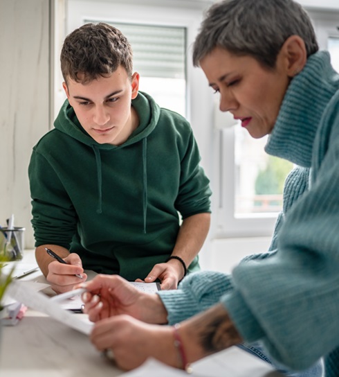 Jugendlicher-mit-Epilepsie-lernt-gemeinsam-mit-Mutter