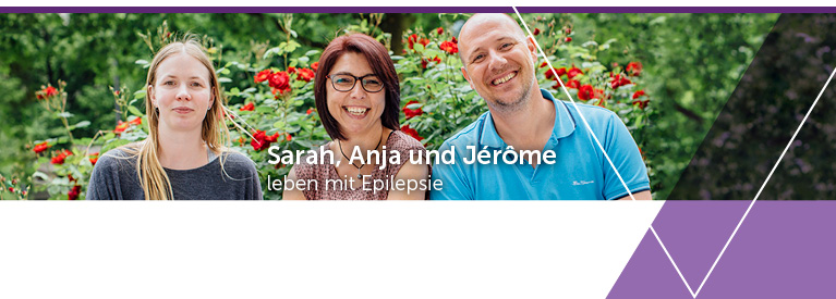Zwei Frauen und ein Mann stehen in einem Garten und lächeln in die Kamera.