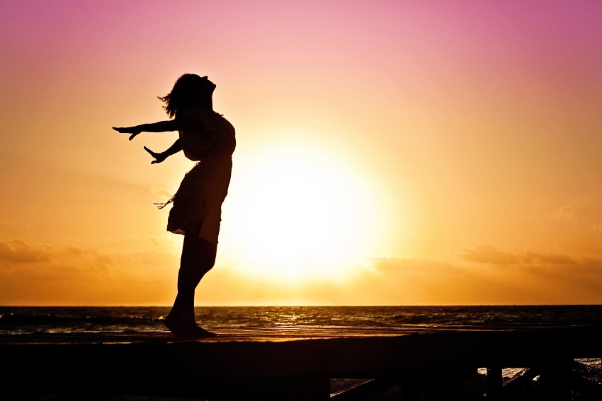 Mujer epilesia en la playa aterdeciendo